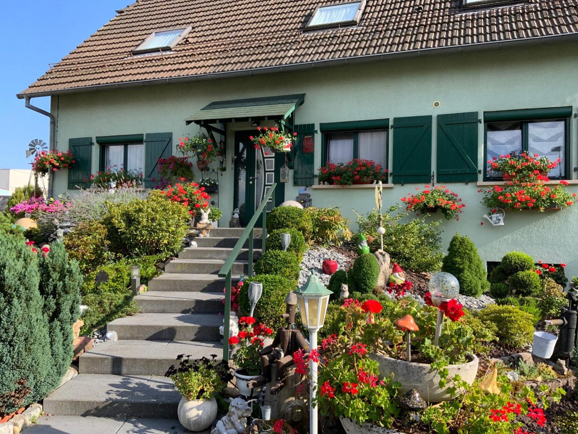 Séjour chez l'habitant Le Nid Fleuri De *